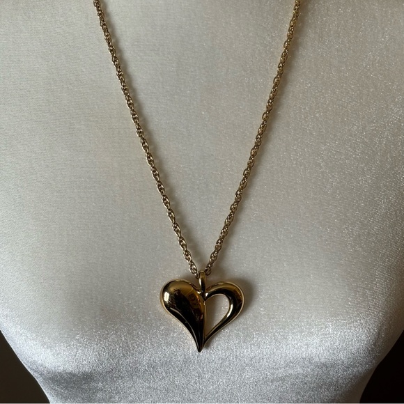 Vintage Monet Gold Tone Heart Pendant Necklace - Picture 2 of 9